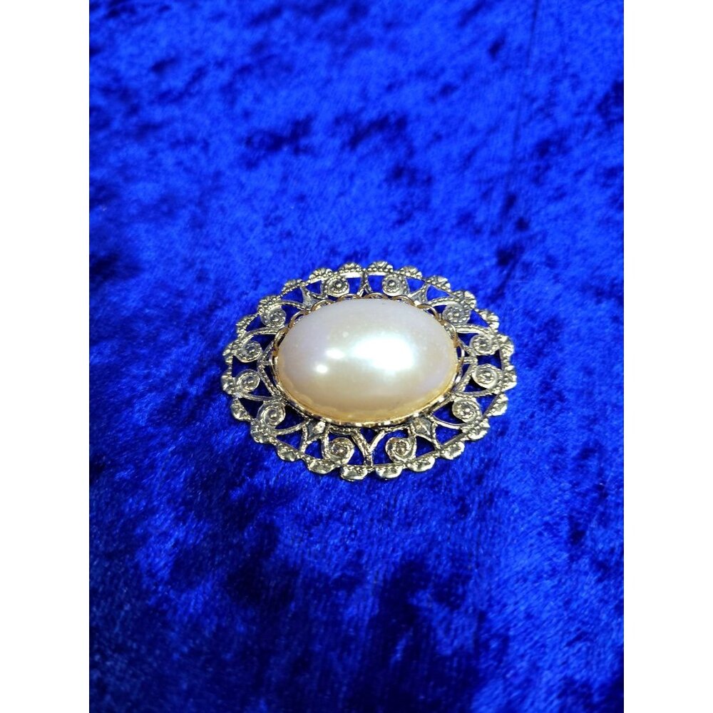 vintage gold tone oval faux pearl center open scroll pattern womens brooch - Picture 1 of 4